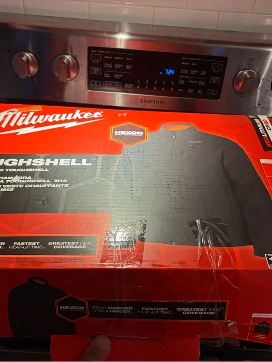 Milwaukee Men’s L Toughshell heated M12 jacket battery charger NWT - Picture 9 of 10